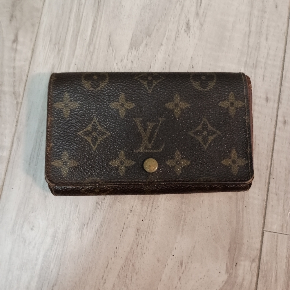Authentic LOUIS VUITTON Porte Monnaie Tresor Monogram France